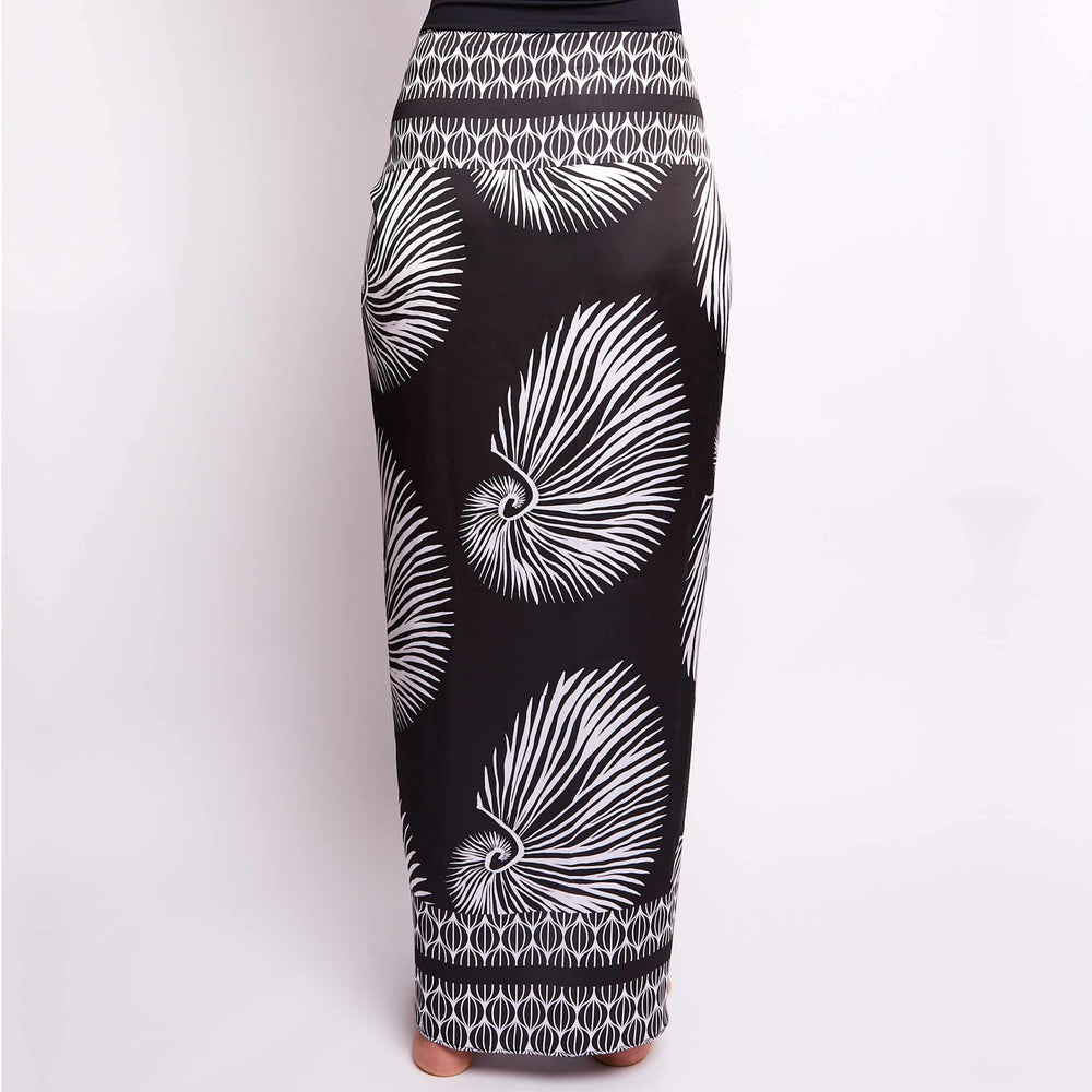 Black and white patterned shells sarong back